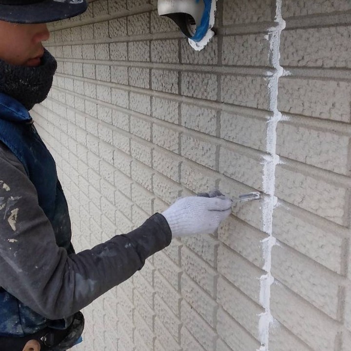 ポーズを決める作業服の男性